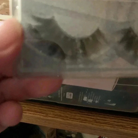 False Eyelashes - Picture 5 of 6